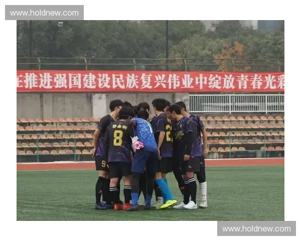 激烈对抗与青春力量汇聚大学生足球联赛精彩瞬间，展现校园体育风采